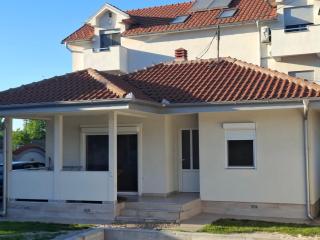 Serbian home with garden, free parking - 8