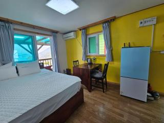 Yeosu Geumo Island Village Pension Former Dongbaekgol - 3