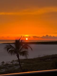 Unobstructed Gulf Views & Direct Beach Access ! - 0