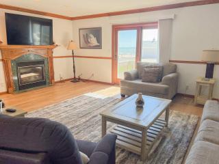 Spacious 4BR Lakefront Cottage - Perfect for Groups - 9