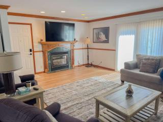 Spacious 4BR Lakefront Cottage - Perfect for Groups - 7