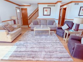 Spacious 4BR Lakefront Cottage - Perfect for Groups - 4