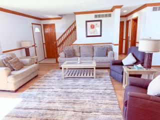 Spacious 4BR Lakefront Cottage - Perfect for Groups - 2