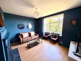 Auchnacree Luxury Villa - Edinburgh - Free Parking & SuperFast WiFi - 4BR Sleeps 8 - 8
