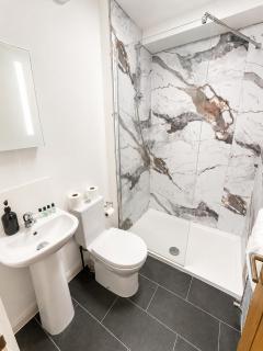 Modern Rooms - Contractors & Families - 5 mins to Cambridge City Centre - Near University & Free Parking by Luxiety Stays - 8