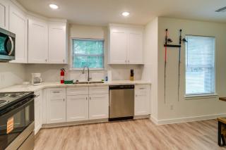 Piney Woods Escape! Magnolia Home w/ Lake Access - 2