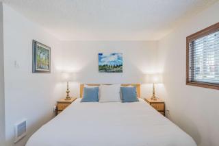 Delightful escape near downtown with shared pool & hot tub rec room & large deck - 7