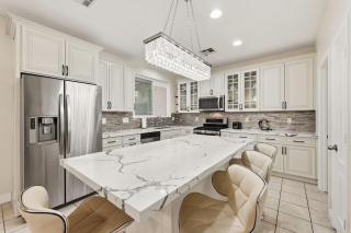 Modern Vegas 4BR with BBQ Balcony & Parking - 7
