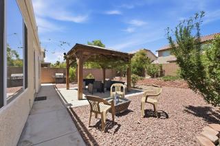 Modern Vegas 4BR with BBQ Balcony & Parking - 4