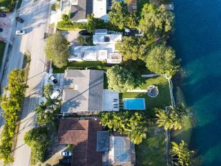 Stunning Lakefront Villa - Deck, Pool, Kayak, PaddleBs - 4