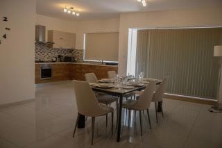 Modern 3 bedroom with AC apartment - 8