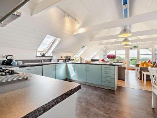3 Bed in Tenby oc-fb268 - 2