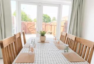 Willow View Streamside Holiday Home with Garden & Parking - 8