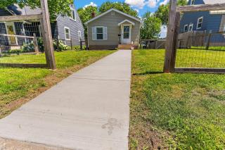 Prince-Themed Cozy Retreat Near Airport & Mall - 4