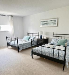 Miami Oceanfront 2BR Condo on the Beach, Pool & Gym - 7