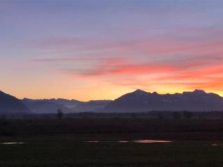 Traumhafte Familien Ferienwohnung am Chiemsee Bergpanorama Sonnenuntergang Terrasse Grillplatz für bis zu 6 Personen - 9