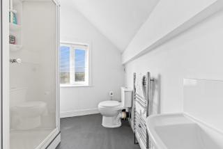 Large Modern Leeds Stay with 8 Private Ensuite Rooms - 2
