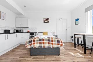 Large Modern Leeds Stay with 8 Private Ensuite Rooms - 5