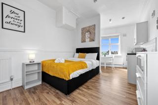 Large Modern Leeds Stay with 8 Private Ensuite Rooms - 1