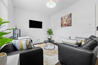 Large Modern Leeds Stay with 8 Private Ensuite Rooms - 0