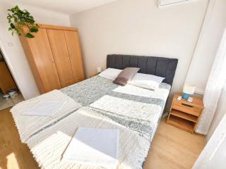 Great flat few minutes from the beach! - 8