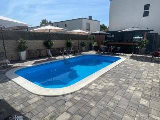 4 TREES Airport Resort Apartments and Rooms - 4