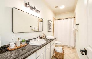 3BD Houston Heights Hideaway with Outdoor Paradise - 1