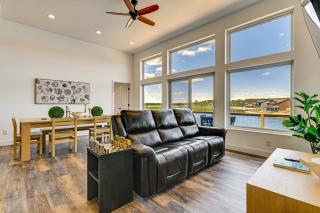 Private Beach & Game Room! Sunset Lake Group Hub - 6