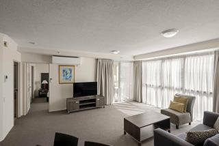 Coastal View Haven with Balcony in Surfers Paradise - 8
