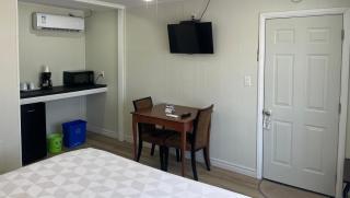 Manor Motel - 1