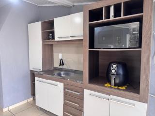 Casa de Fundos com 2 QuartosWi-fi e Estacionamento - 1
