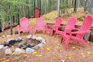 Little Red Lakeside Cabin - 8