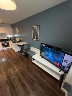 Stunning City View Studio Apartment by StaySavvy Accommodation - 7
