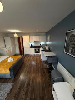 Stunning City View Studio Apartment by StaySavvy Accommodation - 6