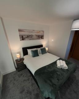 Central Liverpool 2-Bed Balcony Apartment by StaySavvy Accommodation - 8