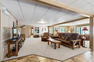Roost Manor - 4