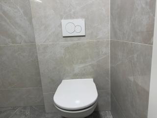 Luxury Stylish Apartment with Balcony & Free Parking - 6