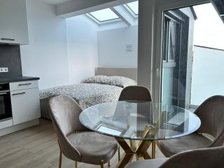 Luxury Stylish Apartment with Balcony & Free Parking - 4