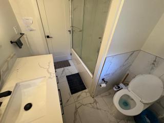 Vancouver Downtown Modern Apartment - Walk to BC Stadium, Sky Train & Downtown - Free Parking - 2