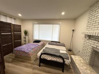 Downtown Vancouver Open Living Room Stay- Walk to BC Place, Skytrain with Free Parking - 9