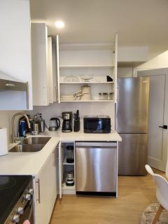 New 2BR Fireplace Private Entry Parking Milton - 6