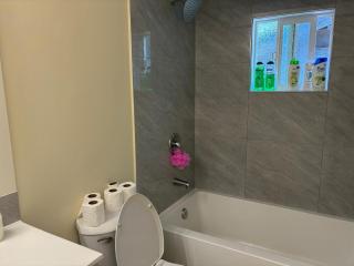 Vancouver Cozy Room - Central Location - 8 Min to Downtown - Free Parking - 6