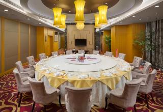 Sky Realm Grand Hotel-English-speaking service on site - 2-min walk to Tianmen Peaks Cable Car - National 5-Deluxe Hotel -Free buffet breakfast - Free travel info - 8