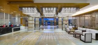 Sky Realm Grand Hotel-English-speaking service on site - 2-min walk to Tianmen Peaks Cable Car - National 5-Deluxe Hotel -Free buffet breakfast - Free travel info - 6
