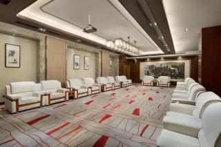 Sky Realm Grand Hotel-English-speaking service on site - 2-min walk to Tianmen Peaks Cable Car - National 5-Deluxe Hotel -Free buffet breakfast - Free travel info - 1