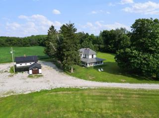 Designer Farmhouse Near Hocking Hills Sleeps 10 - 4