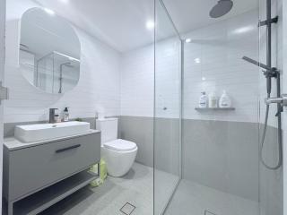 Modern new 1b1b apart in dickson, pool, free P - 7