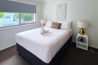 Modern Homely Townhouse with Pool Access & Free WIFI - 6