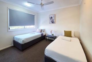 Modern Homely Townhouse with Pool Access & Free WIFI - 5