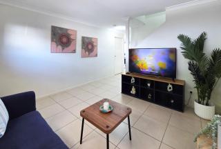 Modern Homely Townhouse with Pool Access & Free WIFI - 4